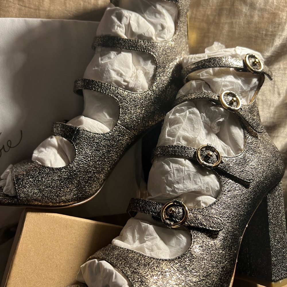 Size 6 1/2 Josie leather gold heels - Picture 10 of 16